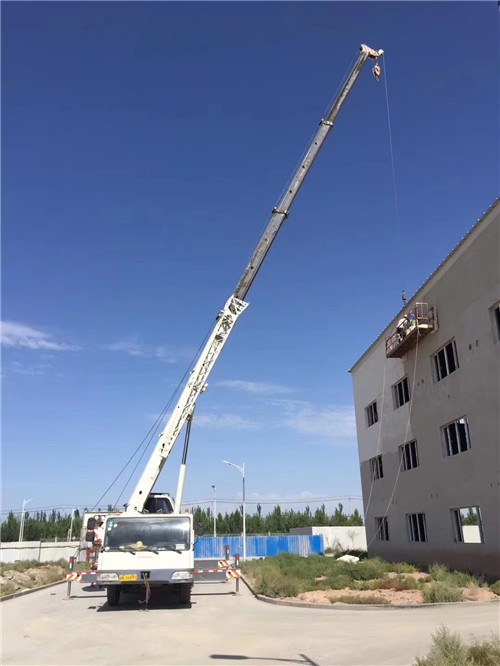 和政县“轻装强干”—— 吊车的 “轻量化臂架” 技术